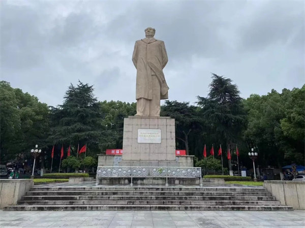 湖南大學(xué)，毛主席雕像