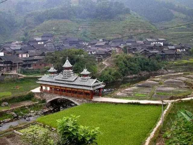 來到古樸的岜扒，這里自然生態(tài)完好，吊腳樓、鼓樓、花橋掩映于叢林